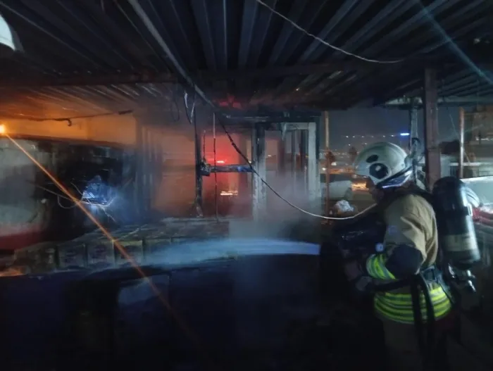 hatayda-korku-dolu-anlar-is-yeri-alev-alev-yandi-1772405694908.jpg Hatay'da korku dolu anlar! İş yeri alev alev yandı - 2