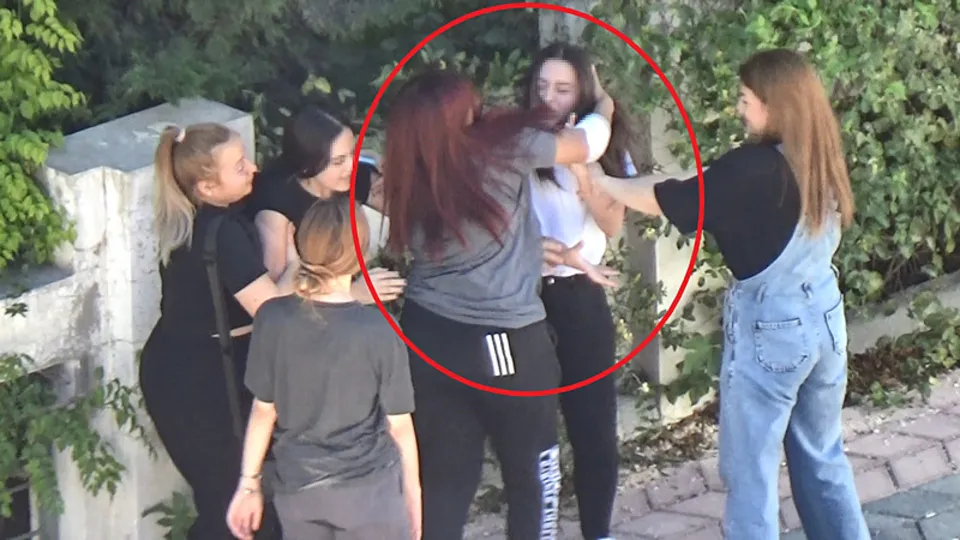 Elazığ’da kızlar saç baş birbirine girdi! Erkekler izledi