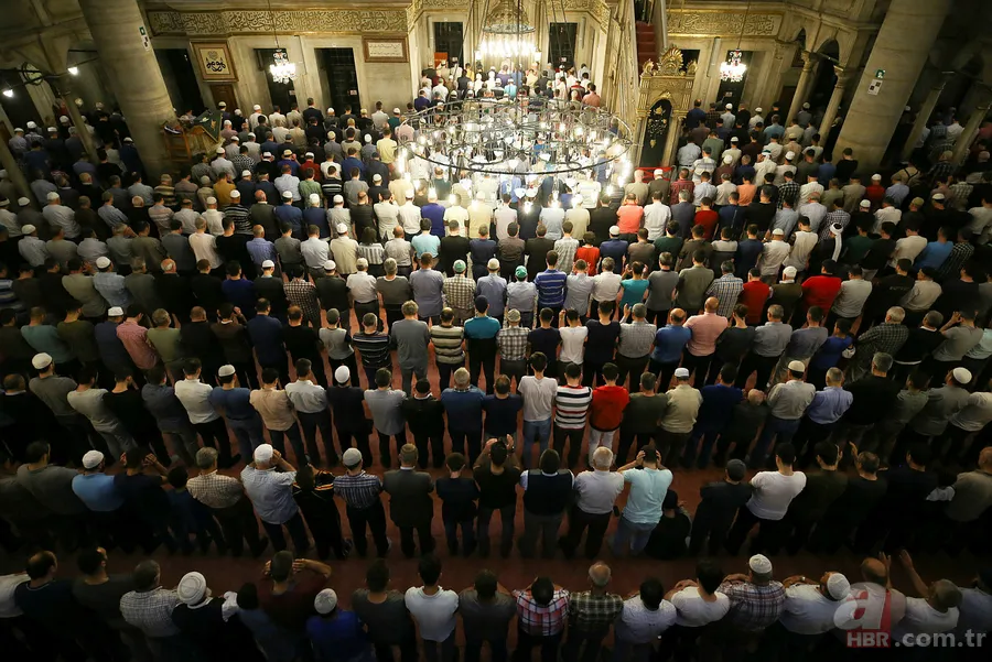 Teravih namazında hangi dualar okunur? Teravihe başlamadan önce, aralarında, her dört rekatın sonunda okunan dualar 10