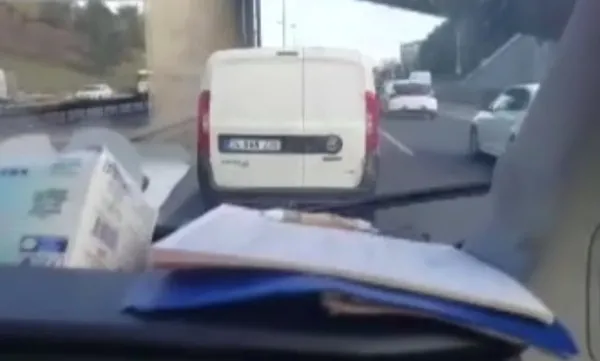 surucunun-umursamazligi-kameralara-yansidi-ambulans-dakikalarca-siren-caldi-yol-vermedi-1668582073211.jpg Sürücünün şoke eden duyarsızlığı kameralara yansıdı! Ambulans dakikalarca siren çaldı yol vermedi - 2