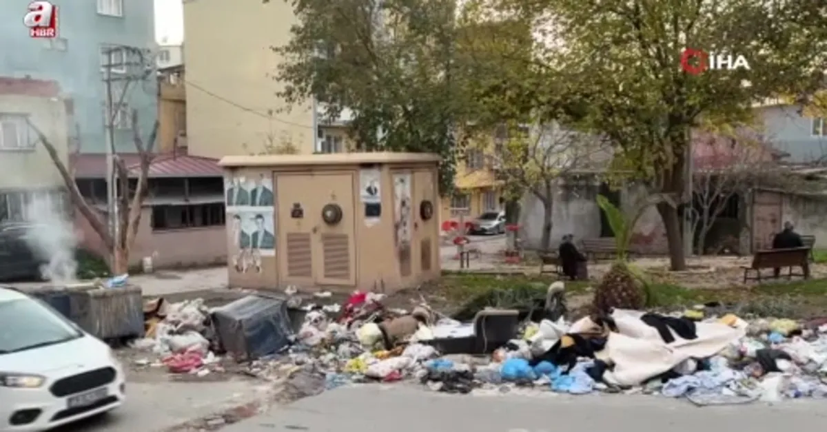 Buca'da park manzaralı çöp dağları