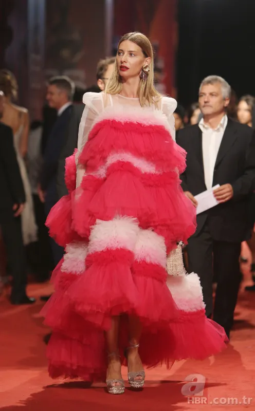 Sahnede fenalaşan Tuba Ünsal’ın bilinci kapandı! Apar topar hastaneye kaldırıldı 6