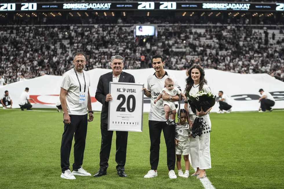 canli-besiktas-eyupspor-1786908322076.jpg Kartal perdeyi galibiyetle açtı! Maç sonucu: Beşiktaş 1-0 Eyüpspor - 7