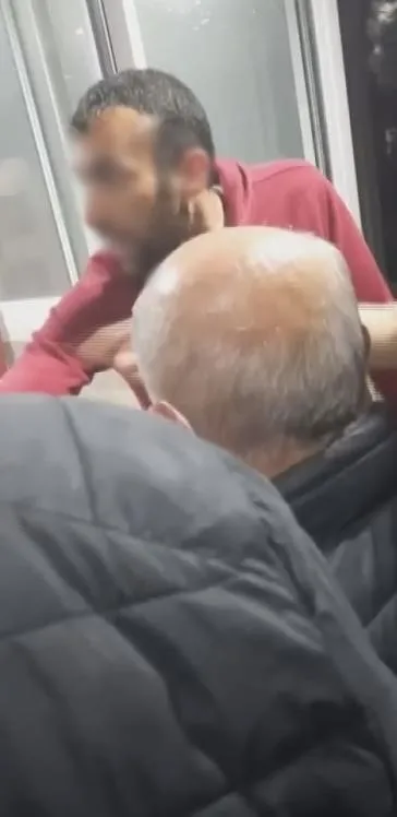 1679896789799.jpg Cami kapısına siper oldu cemaati içeriye sokmadı! O anlar kamerada - 3