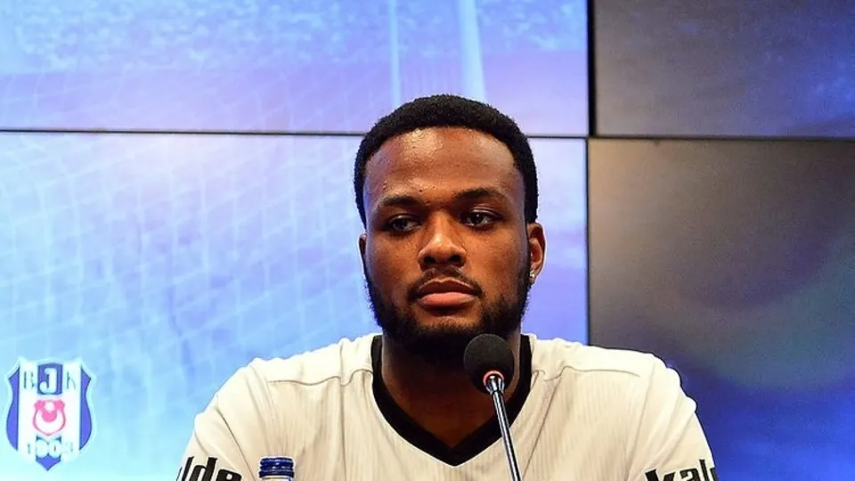 Larin için olay sözler: 'Baş belası'