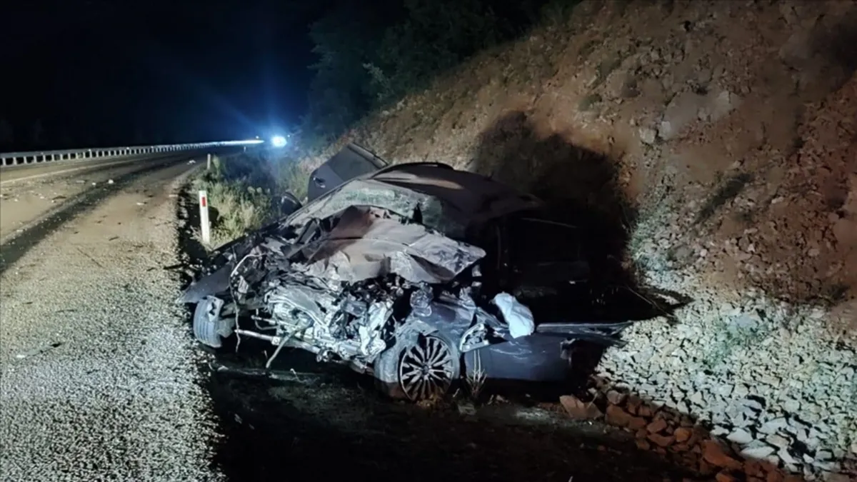 Yolcu otobüsü ile otomobil çarpıştı: 1 ölü, 8 yaralı