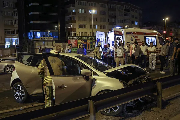 İstanbul Küçükçekmece'de trafik kazası - 1