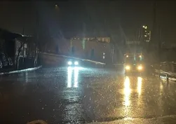 Hatay'da kuvvetli fırtına! Denizin taşmasıyla iş yerlerini su bastı