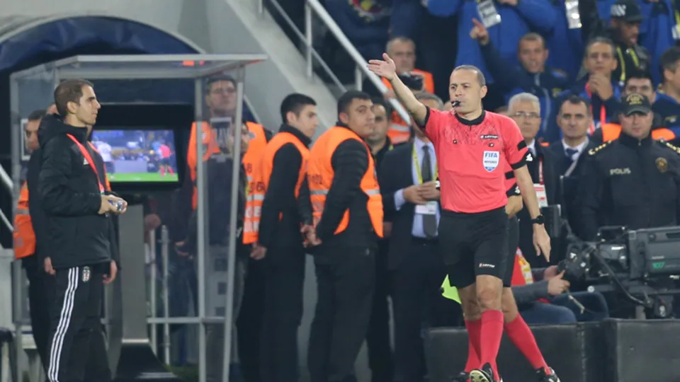 Fenerbahçe - Beşiktaş maçının VAR konuşmalarını açıkladı!