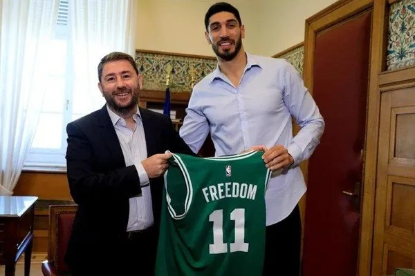 FETO’nun manevi oğlu Enes Kanter Yunan bayrağından sonra Atina Başpiskoposu’nun eline sarıldı!