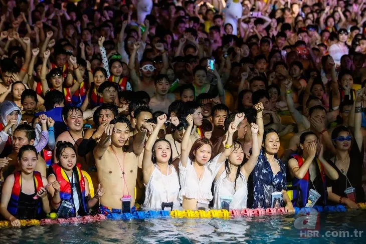 Koronavirüsün sıfır noktası Wuhan’da dehşet görüntü! Binler Çinli havuz partisinde buluştu