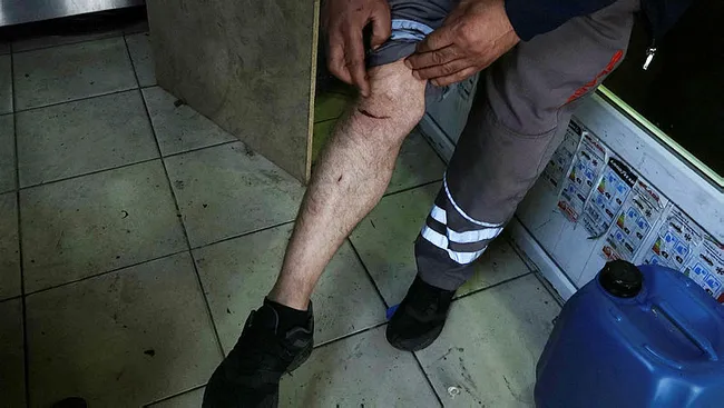 İstanbul’da şoke eden görüntü! Asma kattan düştü, telefonla konuşmaya devam etti - 2