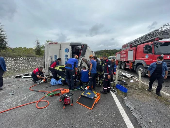 Son dakika: Bartın'da feci kaza! Otomobil ile çarpışan otobüs devrildi: 3 ölü, 1 yaralı - 1