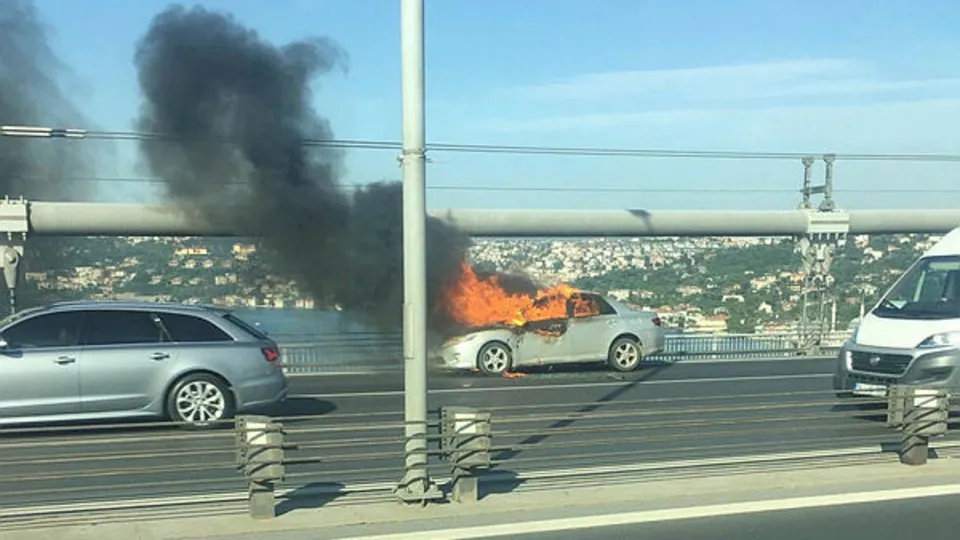 15 Temmuz Şehitler Köprüsü’nde önce aracını ateşe verdi! Sonra köprüden atladı