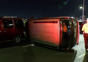 Galata Köprüsü'nde gece yarısı kaza! 2 araca çarpıp yan yattı! Yaralılar var...