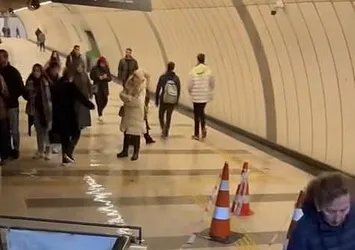 Küçükçekmece'de metrobüs alt geçidini su bastı! Vatandaşlar mağdur oldu