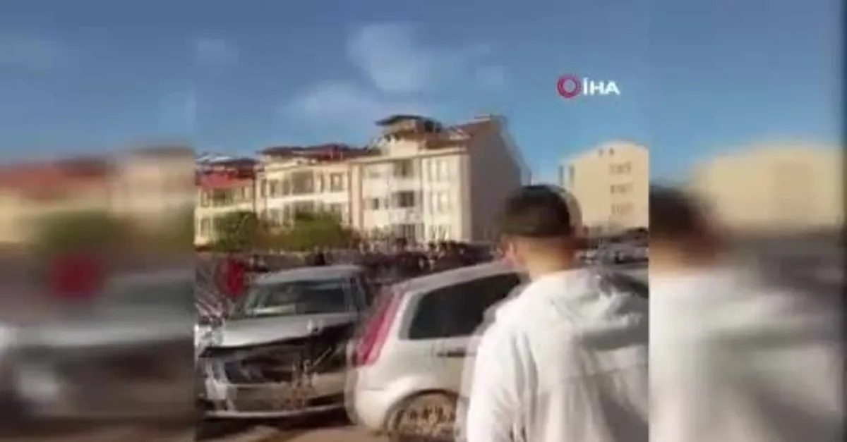 Otomobiller kafa kafaya çarpıştı