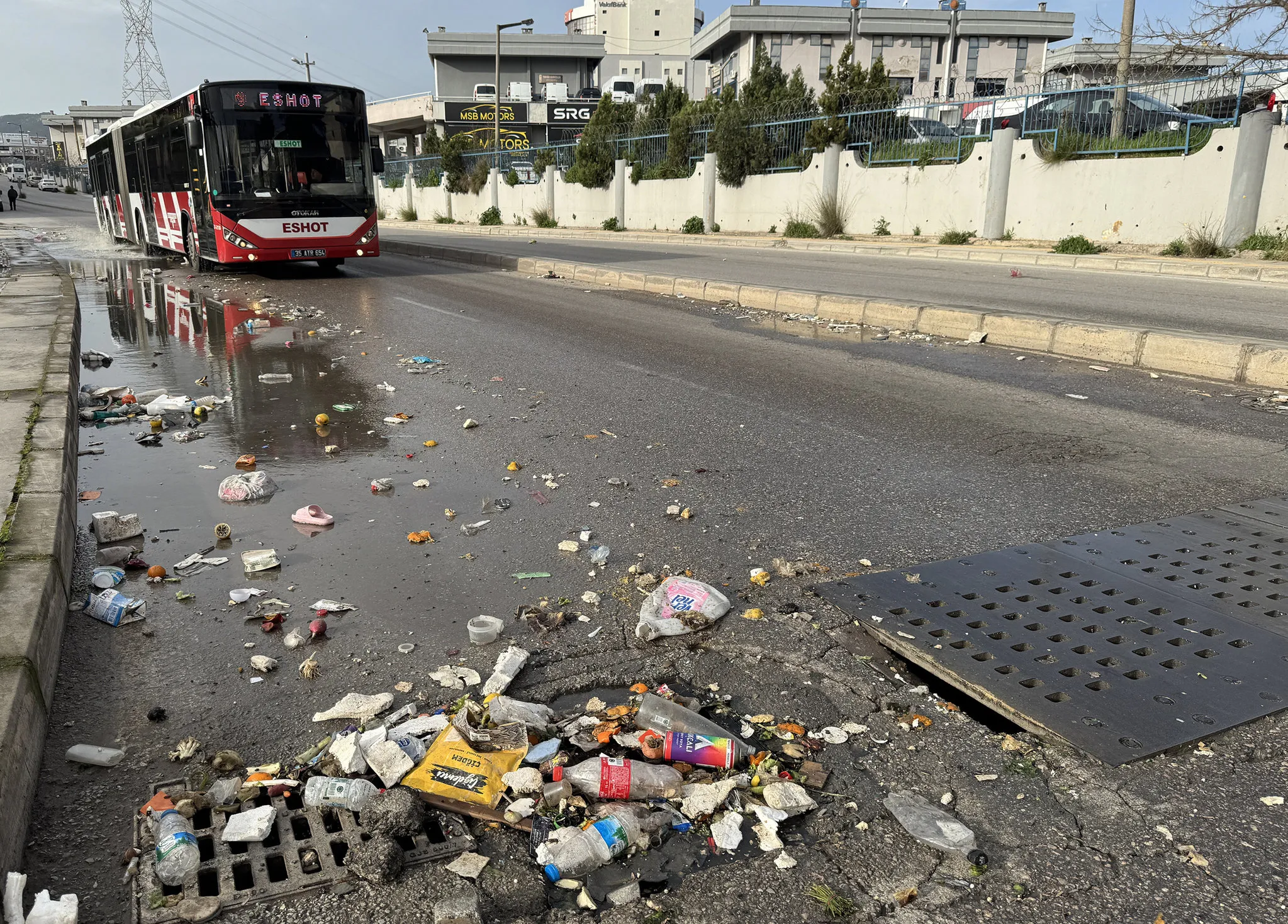 CHP yine sınıfta kaldı: İzmir'de çöpler sel sularıyla sokaklara taştı