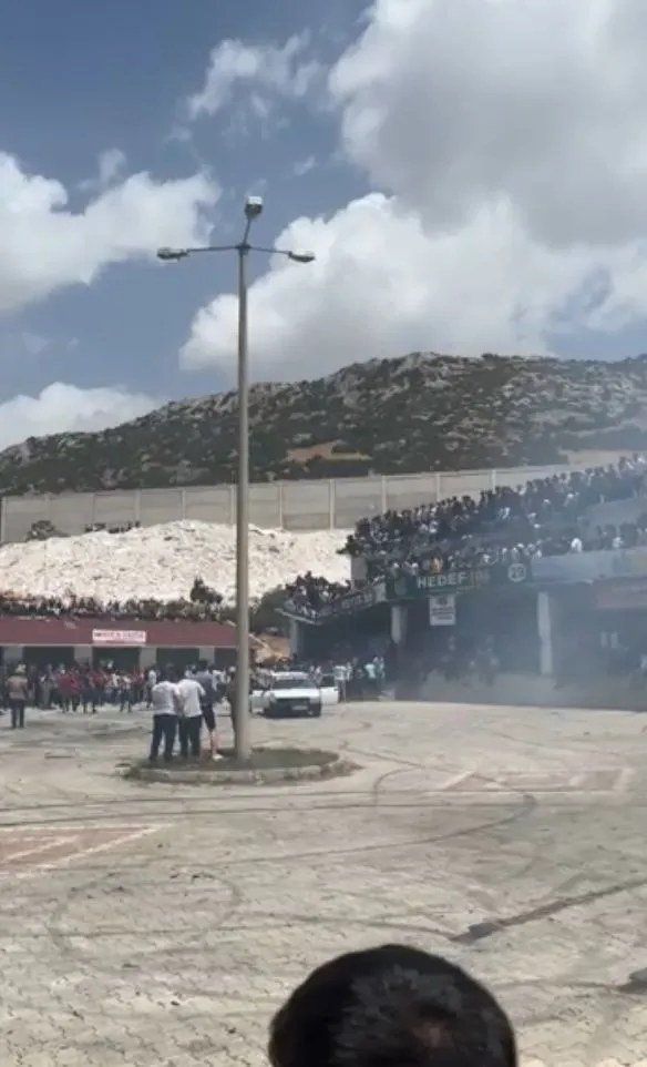 antalyada-drift-festivalinde-facia-izleyenlerin-oldugu-balkon-coktu-o-anlar-kamerada-1651667795759.jpg Antalya’da drift festivalinde facia! İzleyicilerin olduğu balkon çöktü: O anlar kamerada - 4