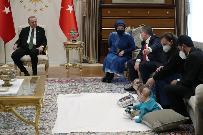 Başkan Erdoğan siyam ikizleri Derman ve Yiğit Evrensel’i Külliye’de kabul etti