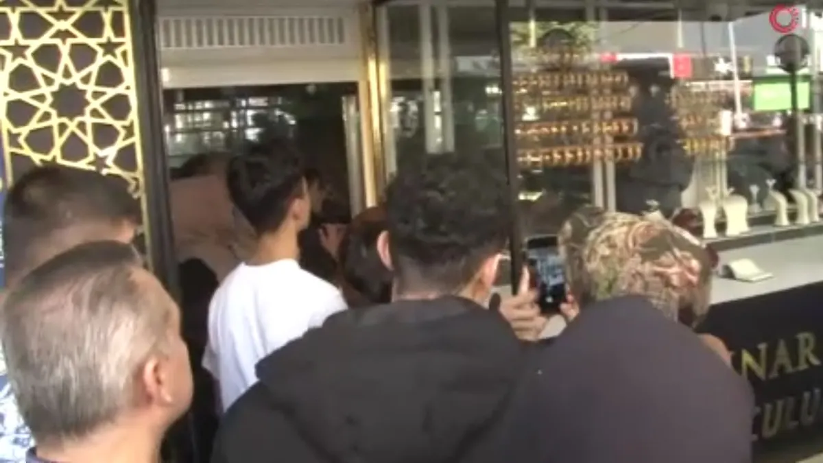 Kuyumcu altınları alıp sırra kadem bastı! Müşteriler dükkanı yağmalamaya çalıştı