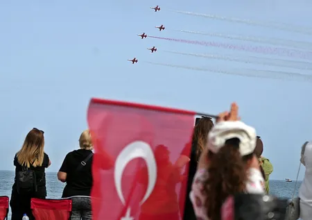 Türk jetleri nefes kesti! SOLOTÜRK ve Türk Yıldızları'ndan 23 Nisan'a özel gösteri uçuşu