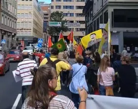 PKK’lı teröristler İsveç’in başkenti Stockholm’de teröristbaşı Öcalan posterleriyle yürüdü! Güvenlik görevlileri sadece izledi
