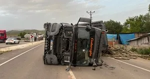 Kastamonu’da odun yüklü tır devrildi: 1 yaralı