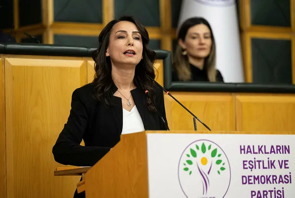 1702387308403.jpg TBMM kürsüsünde iftiralar serisi! Özgür Özel'in gözbebeği DEM/HDP'den Türkiye'ye İsrail benzetmesi! Hedefleri yine Mehmetçik... - 1