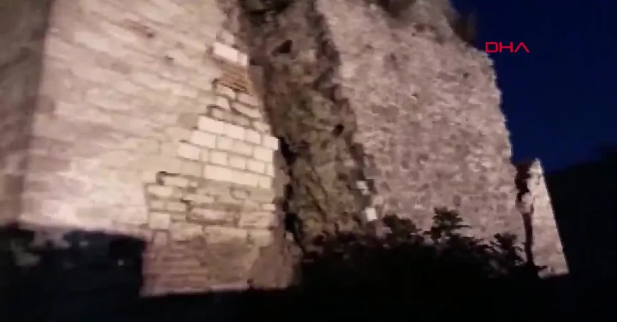 İstanbul'da depremde surlar zarar gördü