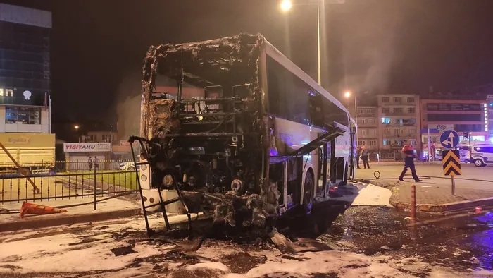 İstanbul'dan yola çıkmıştı! Yolcu otobüsü alevlere teslim oldu - 1