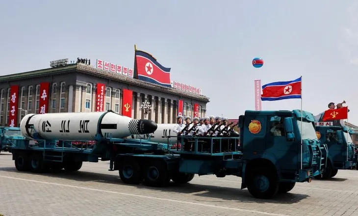 Kuzey Kore ilk defa balistik füzelerini gösterdi