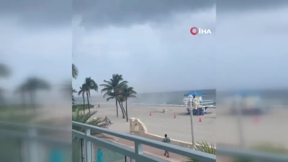 Plaja doğru ilerleyen su hortumu korkuttu