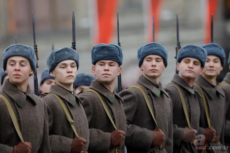 Rusya'dan renkli görüntüler! 'Sovyet askerleri' Kızıl Meydan'da... 7