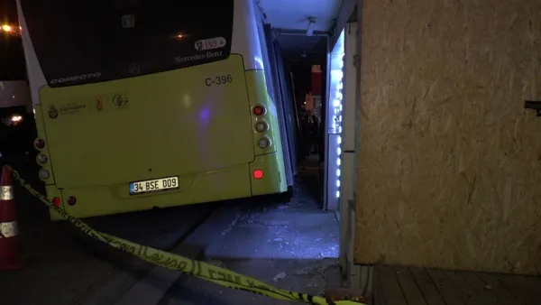 bir-iett-faciasi-daha-pendikte-otobus-kaldirimla-evin-balkonu-arasina-sikisti-1640159344694.jpg Bir İETT faciası daha! Pendik’te otobüs kaldırımla evin balkonu arasına sıkıştı - 3