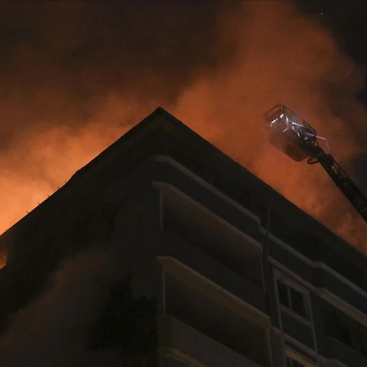 Kağıthane'de 4 katlı metruk binada yangın! Alevler kontrol altına alındı