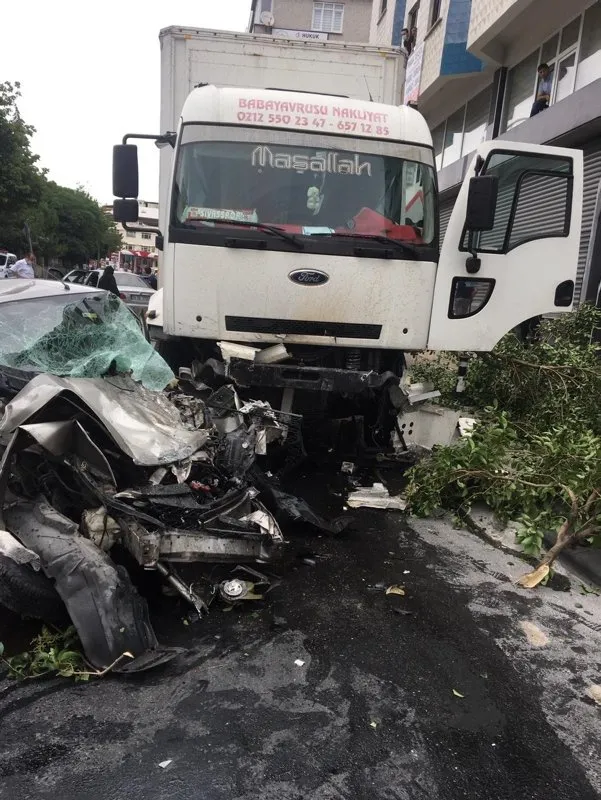 İstanbul’da kontrolden çıkan kamyon ortalığı savaş alanına çevirdi