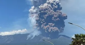 Etna Yanardağı patladı! Gökyüzü külle kaplandı!
