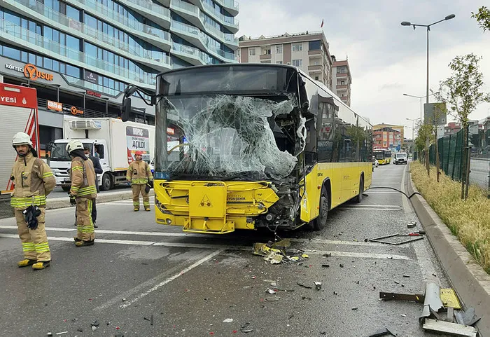 Son dakika: Pendik'te İETT otobüsü sulama aracına çarptı: 7 yaralı - 3