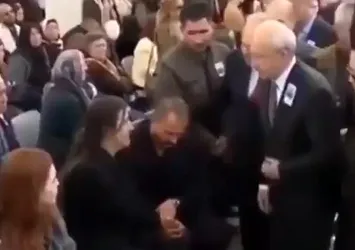 Şehit babası Kılıçdaroğlu'yla tokalaşmadı!