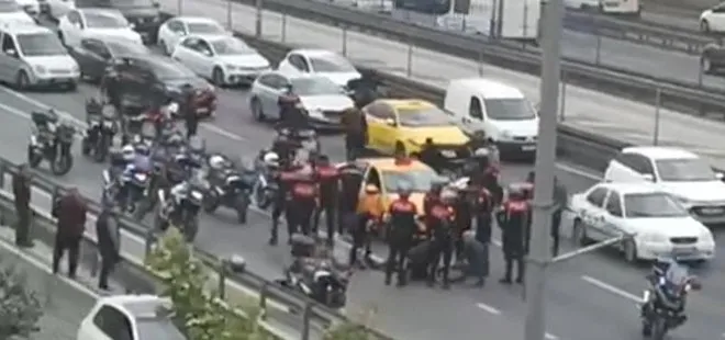 Zeytinburnu’nda feci kaza!  motosikletli polis ekibi taksiye çarptı: 2 polis yaralı