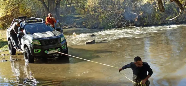 off-road-araci-dereye-uctu-mahsur-kalanlar-camdan-cikarildi-1633619428460.jpg Off-Road aracı dereye uçtu! Mahsur kalanlar camdan çıkarıldı - 2