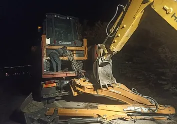 Ankara’da iş makinesi yüklü kamyon kömür taşıma bandına çarptı