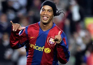 Ronaldinho Camp Nou'da yeniden sahaya çıkacak