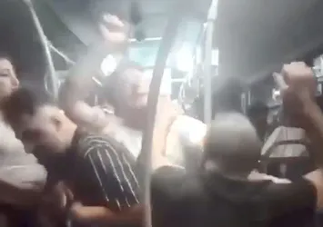 Metrobüste yolcular arasında kavga çıktı! Yumruklar havada uçuştu