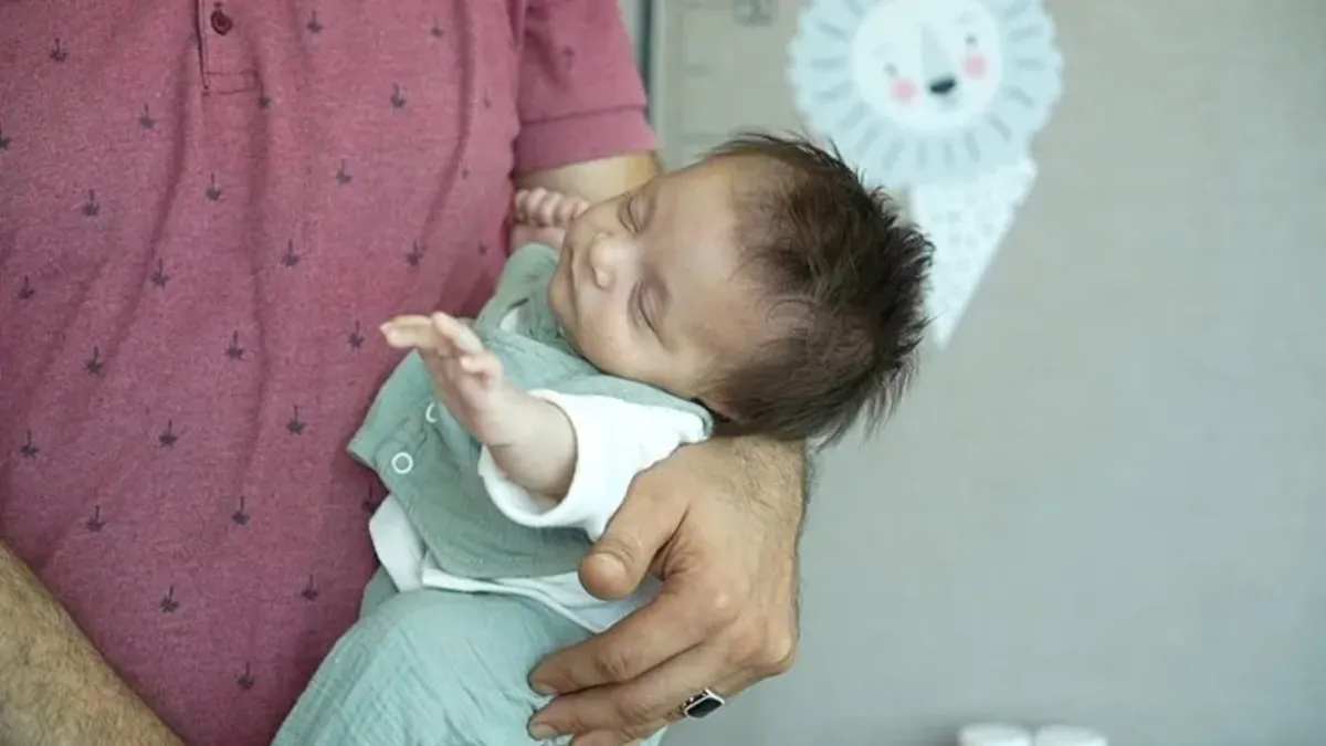 5 günlük bebek 400 gram tümör ile hayata tutundu