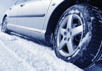 Binek otomobillere de kış lastiği zorunlu oldu