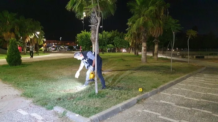 Adana'da sıcak saatler: Parkta tartıştığı şahsı boynundan bıçakladı! Kaçarken otobüs çarptı - 4