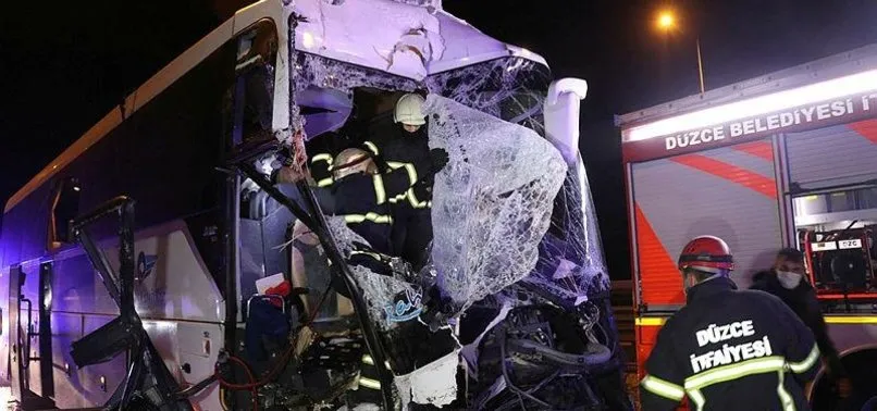 Otoyolda feci kaza! Yolcu otobüsü kamyona çarptı
