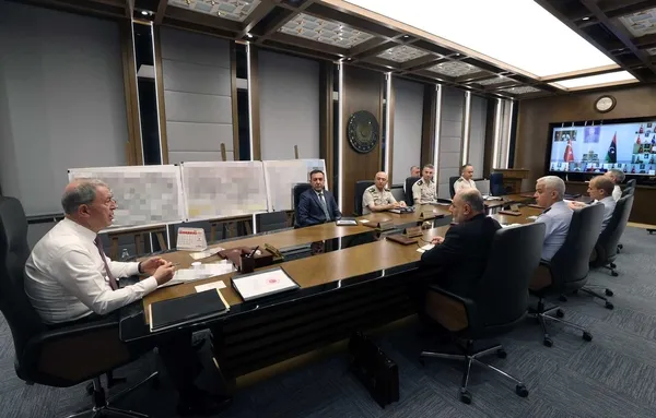 son-dakika-milli-savunma-bakani-hulusi-akar-komuta-kademesiyle-toplanti-yapti-1664197694126.jpg Son dakika: Milli Savunma Bakanı Hulusi Akar komuta kademesiyle toplantı yaptı! TSK'ya dil uzatanları kabul etmiyoruz - 2